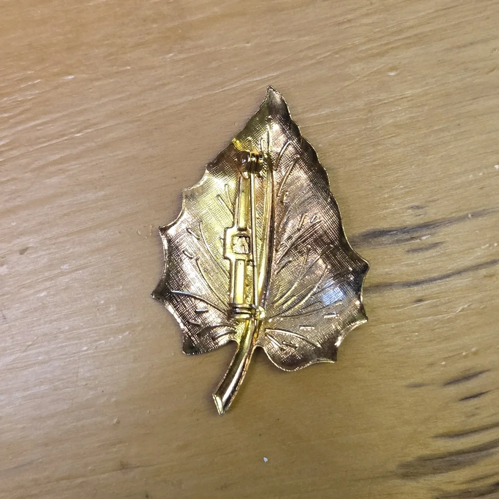 Vintage gold tone leaf brooch
